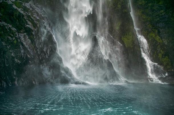 瀑布使溅起到之上岩石米尔福德声音NewZealand新西兰