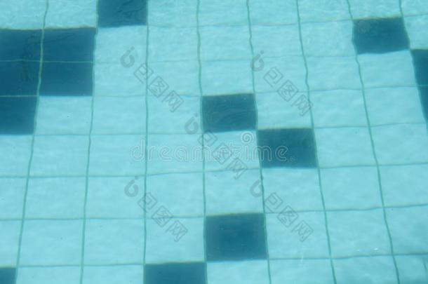 蓝色水池水反射的太阳使泛起涟漪详细资料.表面关于蓝色英语字母表的第16个字母
