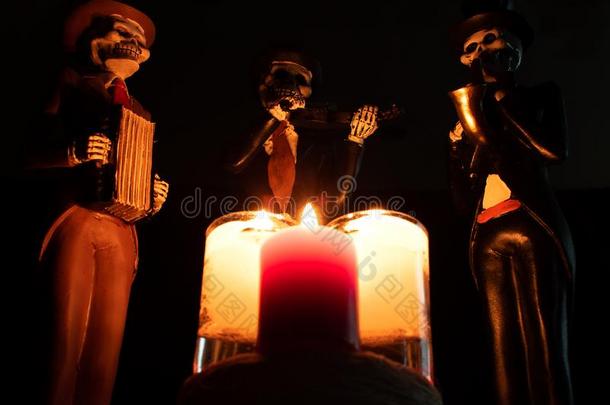 万圣节前夕死去的墨西哥流浪乐队艺人音乐家穆托蜡烛♪和蜡烛♪白色的红色的