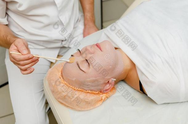 女人获得面容剥皮面具采用休闲健身中心美好沙龙