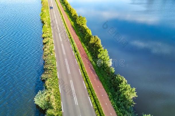 空气的雄蜂看法关于高速公路路和骑脚踏车兜风小路向开拓地是