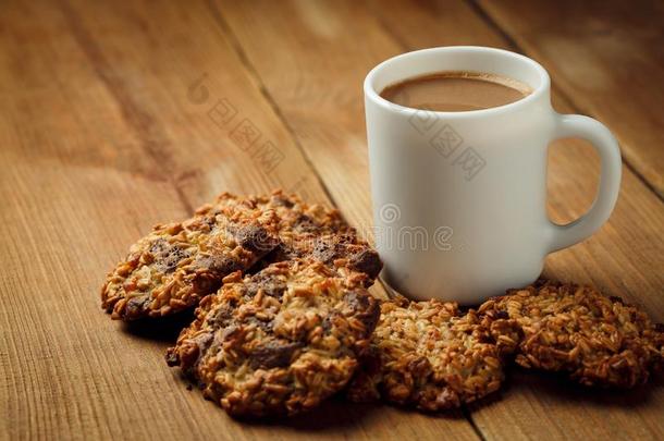 杯子和热的咖啡豆和自家制的支持巧克力甜饼干向一