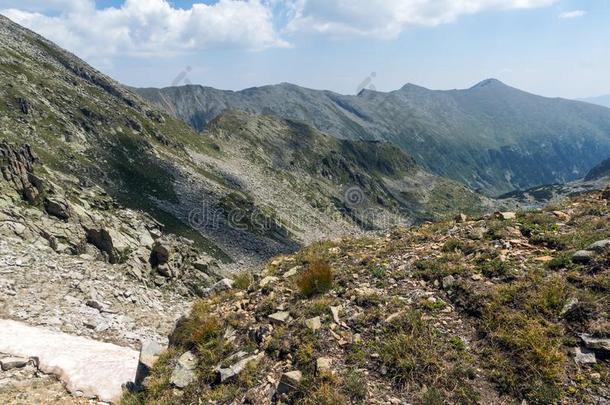 跟踪向攀登的卡梅尼察<strong>河</strong>山峰,皮林山,保加利亚