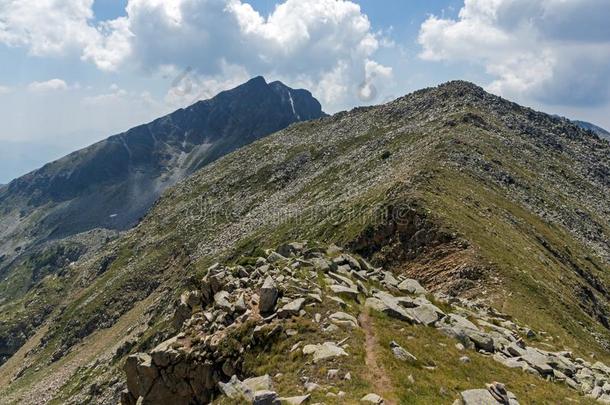 跟踪向攀登的卡梅尼察河山峰,皮林山,保加利亚