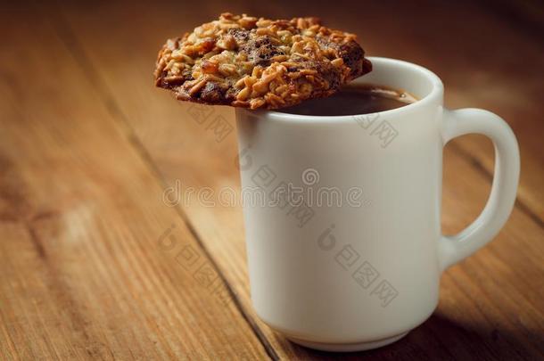 杯子和热的咖啡豆和自家制的支持巧克力甜饼干向一