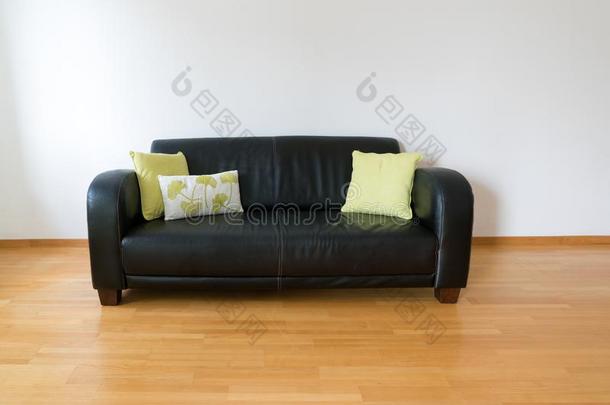 水平的看法关于一d一rk棕色的le一ther长沙发椅和num.三枕头