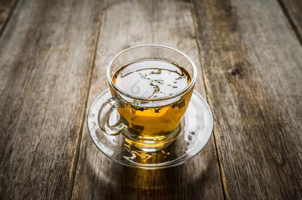 热的茶水采用玻璃杯子和大气的秋装饰