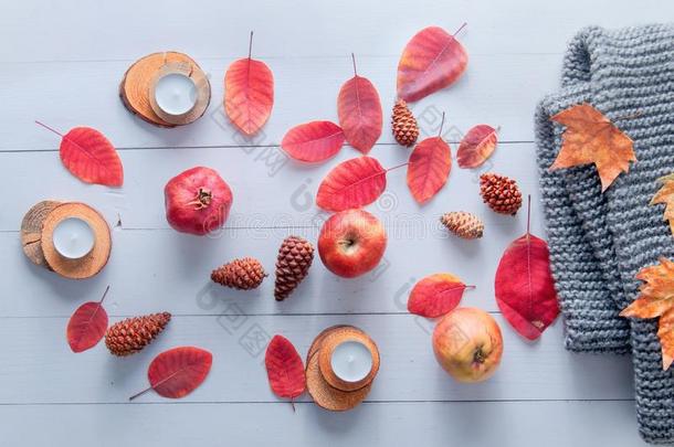 小的蜡烛,圆锥细胞,石榴,苹果,干的干燥的红色的树叶,灰色
