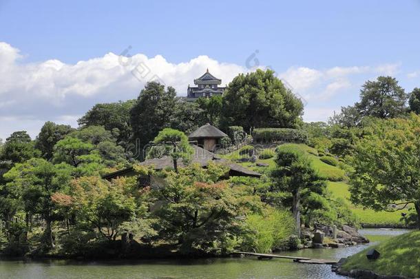 冈山城堡和玉石赞。小山采用古拉库花园