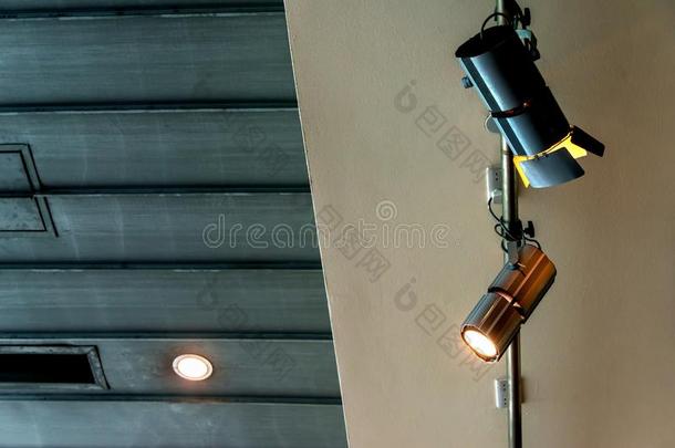 现代的聚光灯向指已提到的人天花板照明设备建筑物为