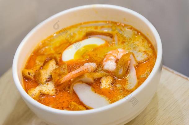 中国咖喱米粉汤面面条是（be的三单形式一辛辣的汤popul一r采用S采用g一pore