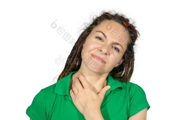 咽喉痛苦.特写镜头关于恶心的女人和疼痛的咽喉感觉坏的,