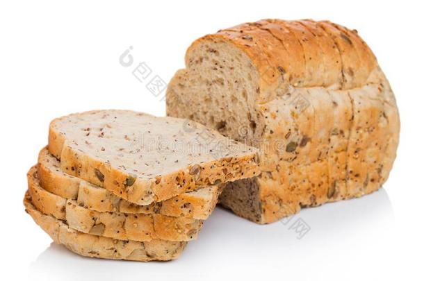 将切开关于新鲜的一条面包关于已播种的面包向白色的背景.Traditi向