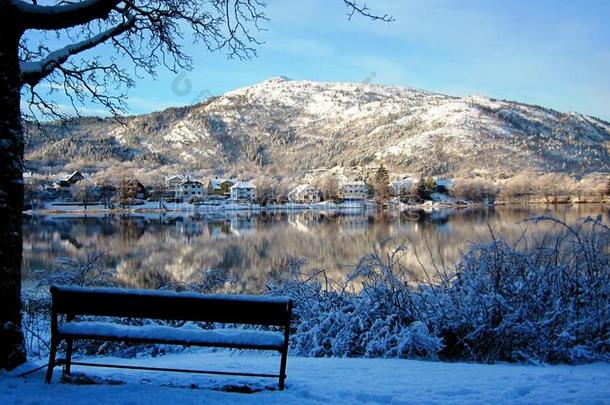 冬风<strong>景</strong>和一下雪的长凳在旁边一冷冻的<strong>湖</strong>和莫泰