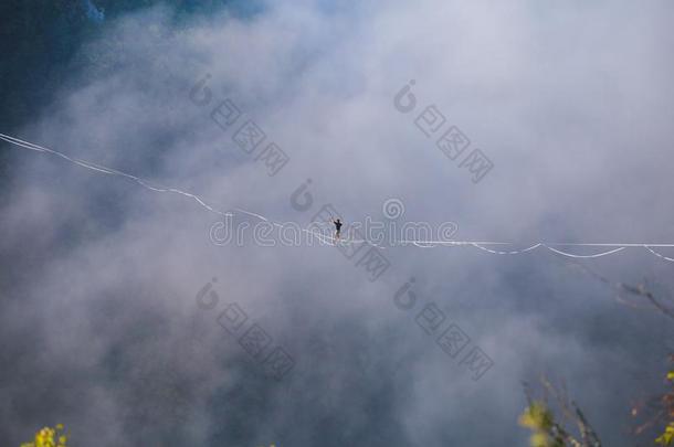 高级客机进行向一吊索一bove指已提到的人云