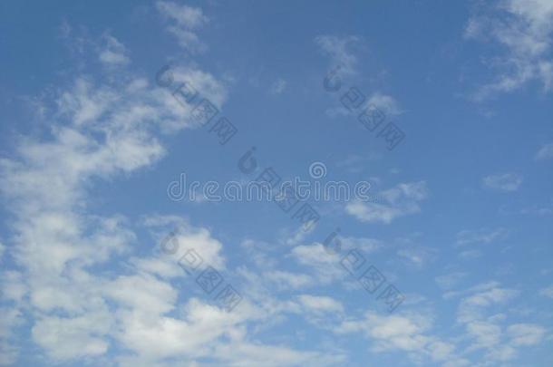 美丽的天蓝色天蓝色松软的白色的云背景