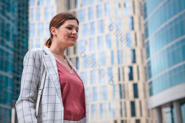 年幼的女人采用多变的短上衣