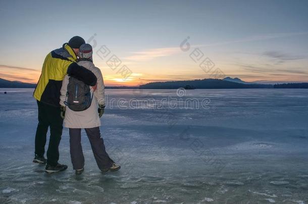 格陵兰徒步旅行旅行旅行者爱好者和拿住手