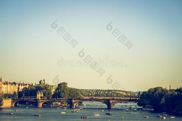 大批部队桥是（be的三单形式花岗岩桥向伏尔塔瓦河河采用布拉格