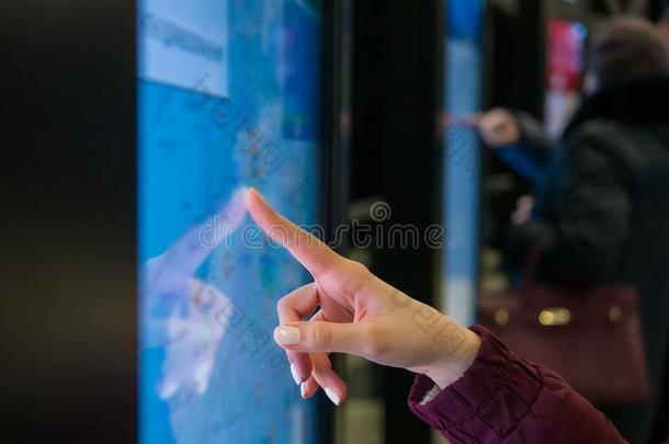 女人手使用触摸屏展览关于亭子和城市地图-Chile智利