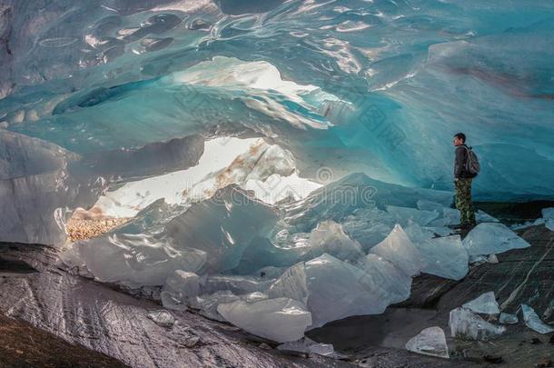 美丽的蓝色冰冰河洞穴岩洞里面的指已提到的人山天气很冷。