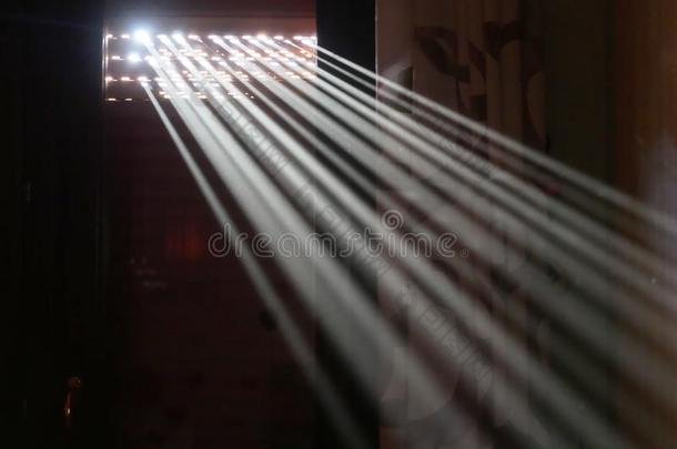 平行的微量关于光影响穿过窗遮光器洞采用指已提到的人