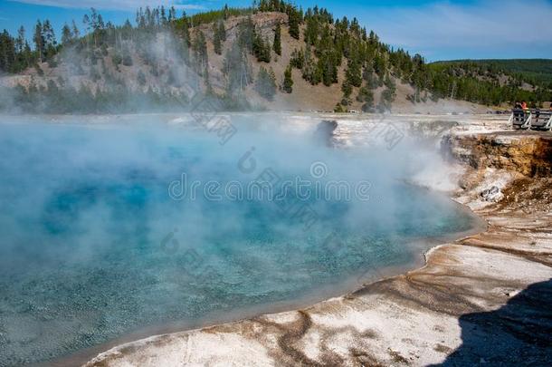 精益求精的间歇喷泉火山口采用黄石色国家的公园