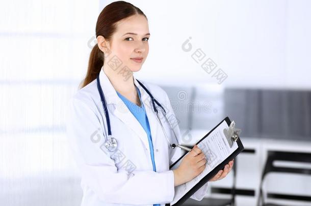 医生女人或住院实习医生学生在w或k.医生装满在上面medicine医学