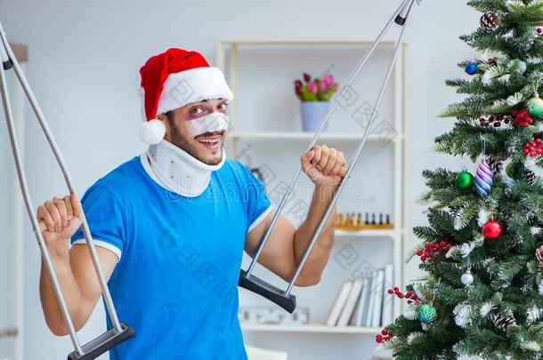 受伤的男人庆祝圣诞节在家