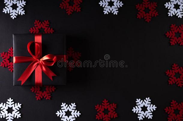 顶看法关于红色的和黑的圣诞节盒向黑的背景winter冬天