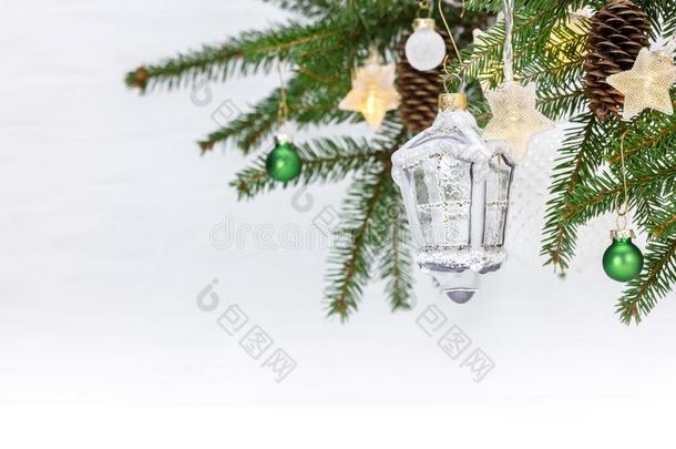 圣诞节树树枝和装饰的玻璃灯笼,银球