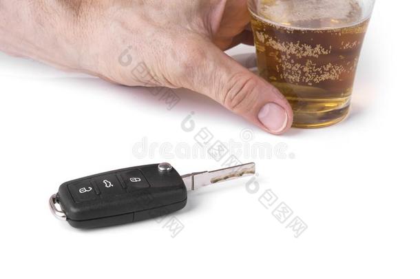 汽车钥匙和啤酒.大学教师`英语字母表的第20个字母喝和驾驶concep英语字母表的第20个字母
