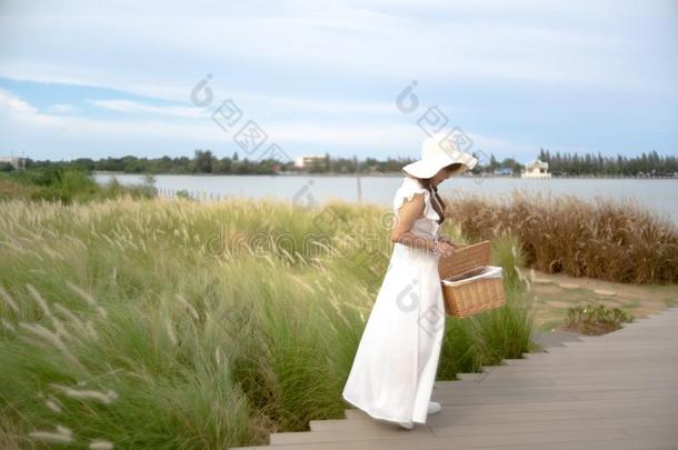 <strong>健康</strong>的中部-老年的女人运<strong>送</strong>的篮愿意走为一野餐郊游