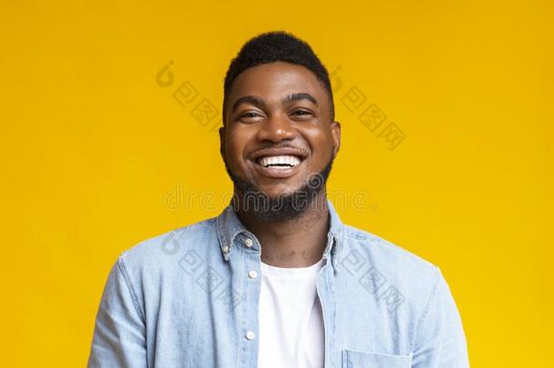 肖像关于年幼的笑的非洲的美国人家伙越过黄色的背