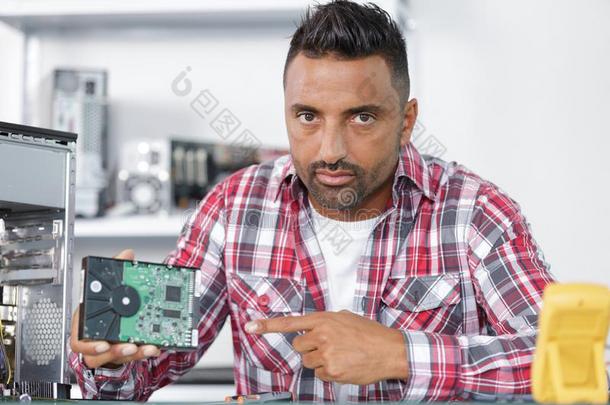 男人修理工纠正personalcomputer个人计算机在服务中心