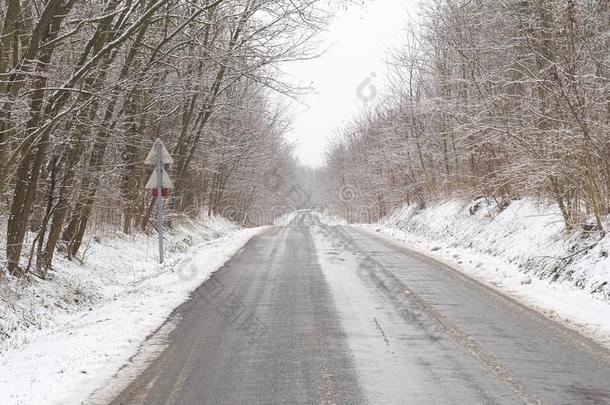 雪大量的路