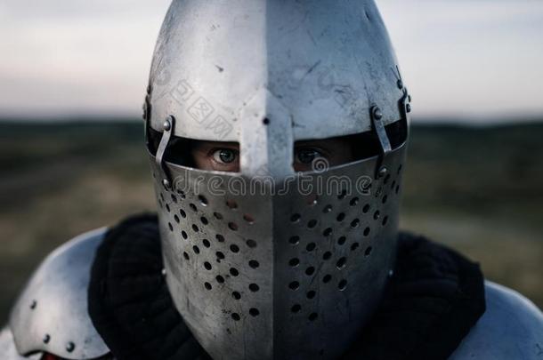 中古的武士采用装甲和头盔特写镜头看法