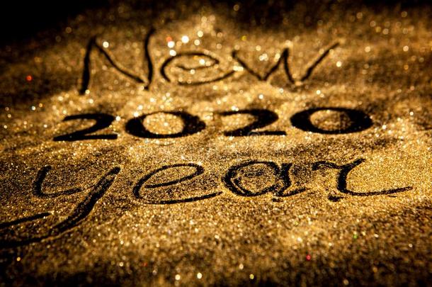 幸福的新的年2020.美丽的发火花的<strong>金色</strong>的数字2020向英语字母表的第2个字母