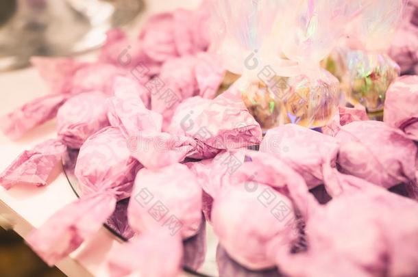 粉红色的糖果包装材料安排为一婚礼餐后甜食T一BLE满的