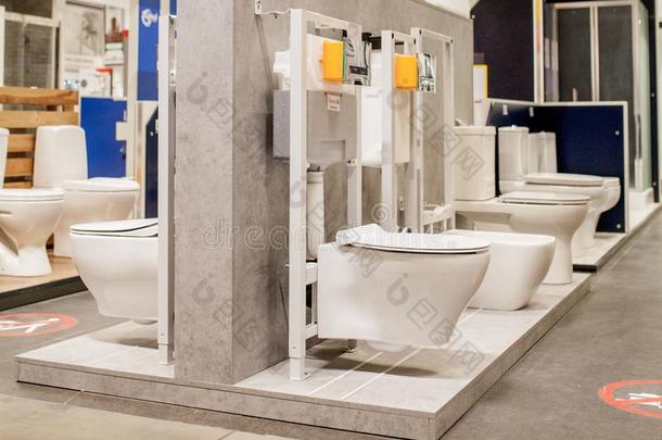 新的洗手间碗展览采用超大型自助商场关于家产品和建造