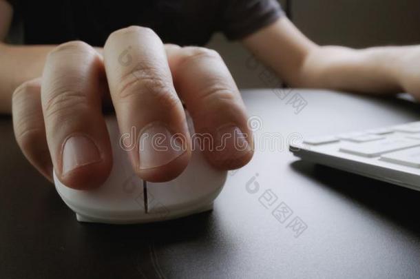 关-在上面软的-集中手指打字向键盘