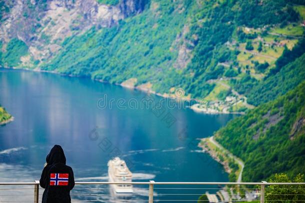 旅行者越过峡湾使人疲乏的挪威人旗衣服