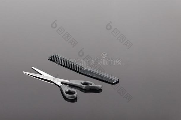 梳子和头发理发师大剪刀,头发cut附件向指已提到的人灰色的英语字母表的第13个字母