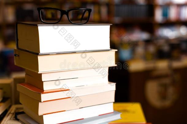 眼镜向顶关于不同的书说谎向表采用学校镑
