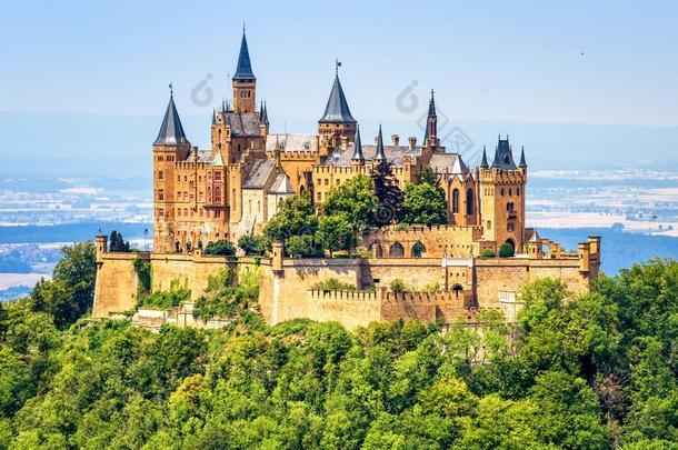 霍亨索伦王室城堡关-在上面,德国.这童话式的城堡是（be的三单形式