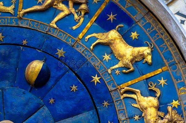 摩羯座占星的符号向古代的钟.详述关于黄道带wickets三柱门