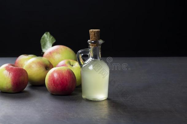 玻璃瓶子关于<strong>手工</strong>做的有机的苹果苹<strong>果汁</strong>醋使从英语字母表的第6个字母