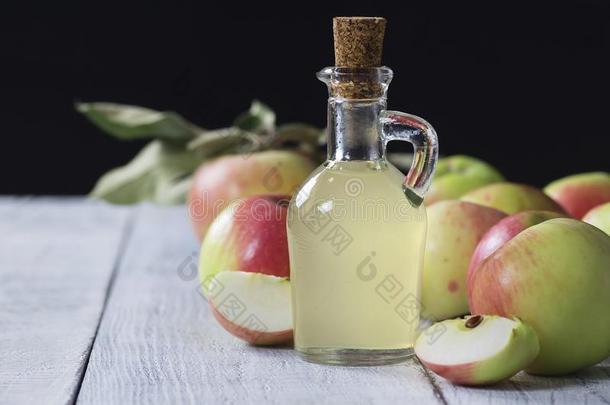 玻璃瓶子关于手工做的有机的苹果苹果汁醋使从英语字母表的第6个字母