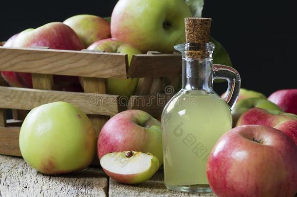 玻璃瓶子关于<strong>手工</strong>做的有机的苹果苹<strong>果汁</strong>醋使从英语字母表的第6个字母