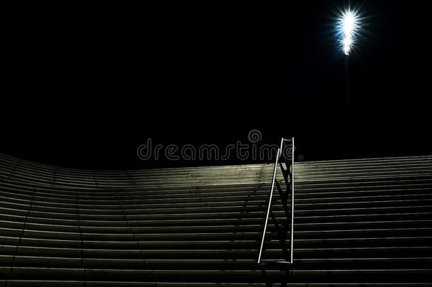 水平的夜间射手关于宽的楼梯和<strong>栏杆</strong>出行在上面